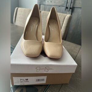 Jessica Simpson Marie pumps 

Neutral 

Size 7.5